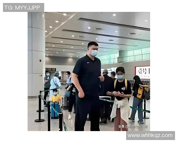 姚明重返休斯顿观看比赛引发球迷热烈反响与怀旧情绪