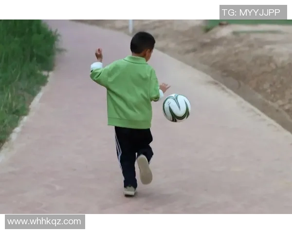 足球明星与儿子亲密互动展现父子情深的温馨瞬间